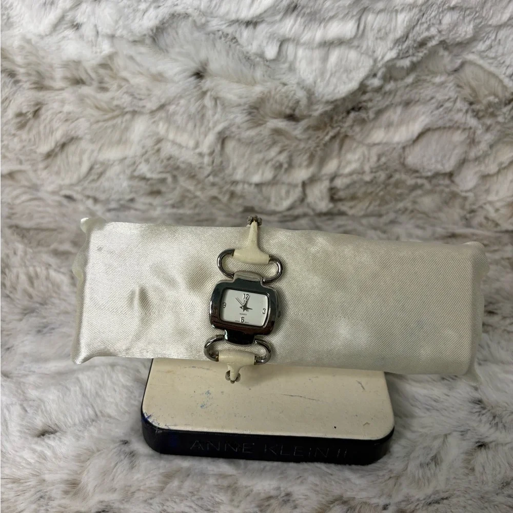 Geneva Analog White & Silver Women's Fashion Snap Watch